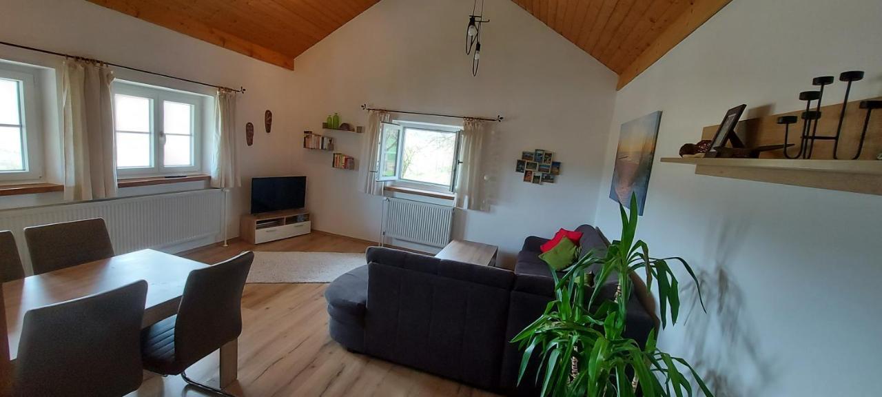Ruhig Gelegene Ferienwohnung Im Gruenen Mit Terrasse Und Kleinem Garten Rotthalmuenster Экстерьер фото